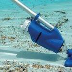 Механическая очистка бассейна подводным пылесосом