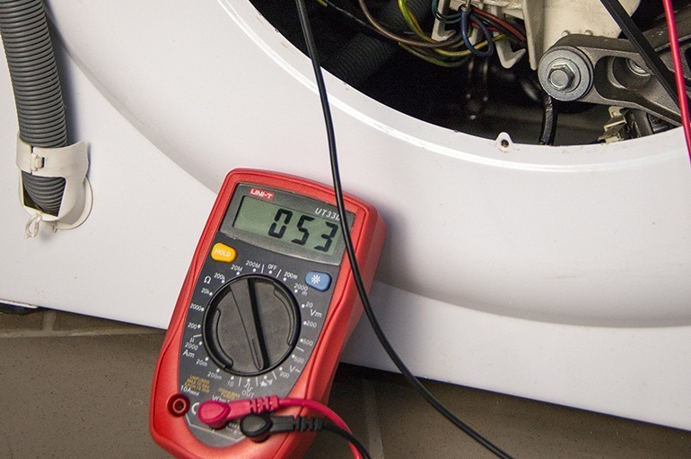 С помощью мультиметра